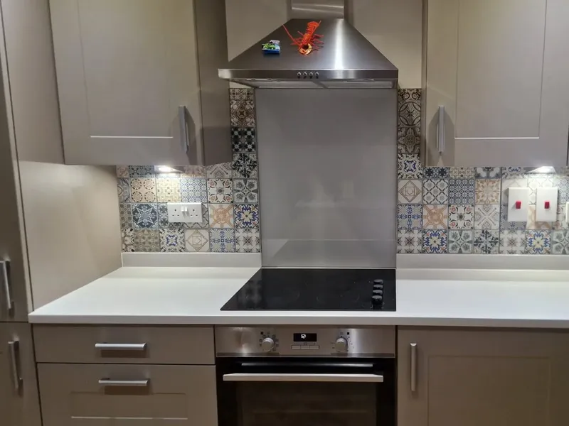 Decorative patterned tile kitchen backsplash